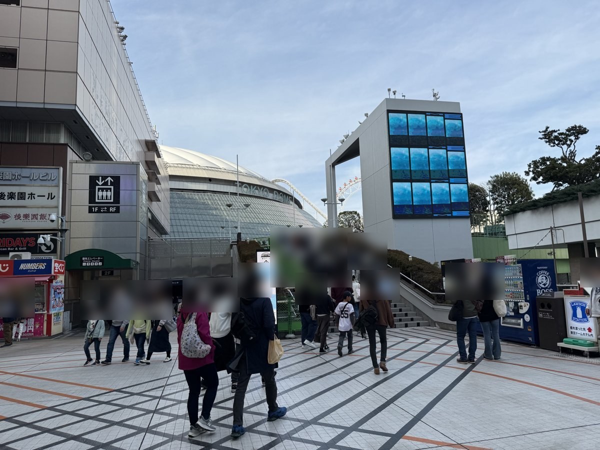 西口を出て、歩道橋から東京ドームへ